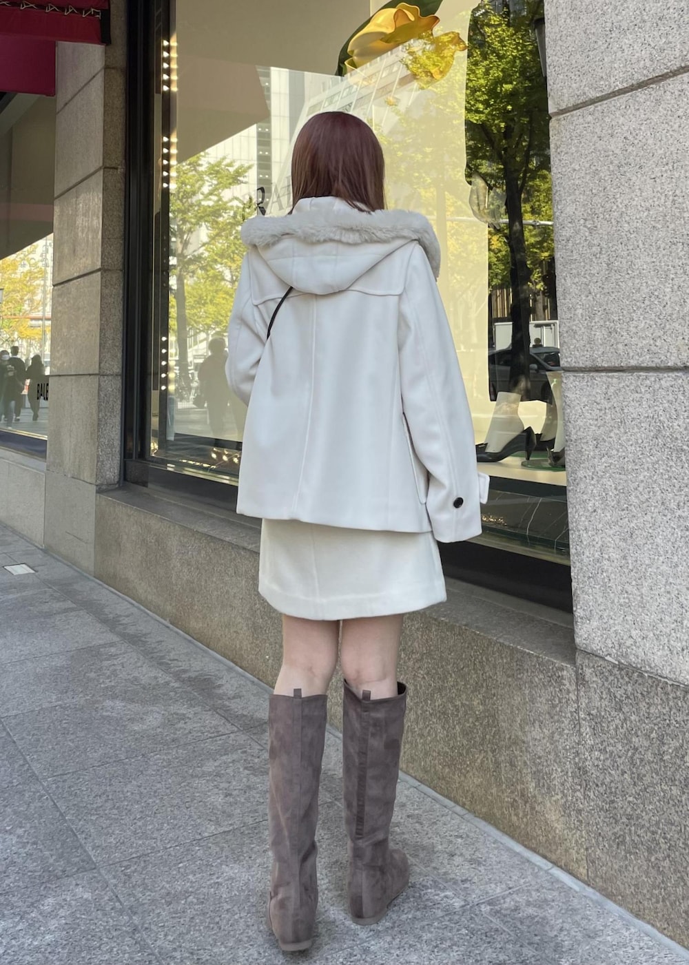 ホワイト系のニット/セーター、ホワイト系のダッフルコート、グレー系のショルダーバッグを着用したレディースの秋コーディネートの5枚目の写真