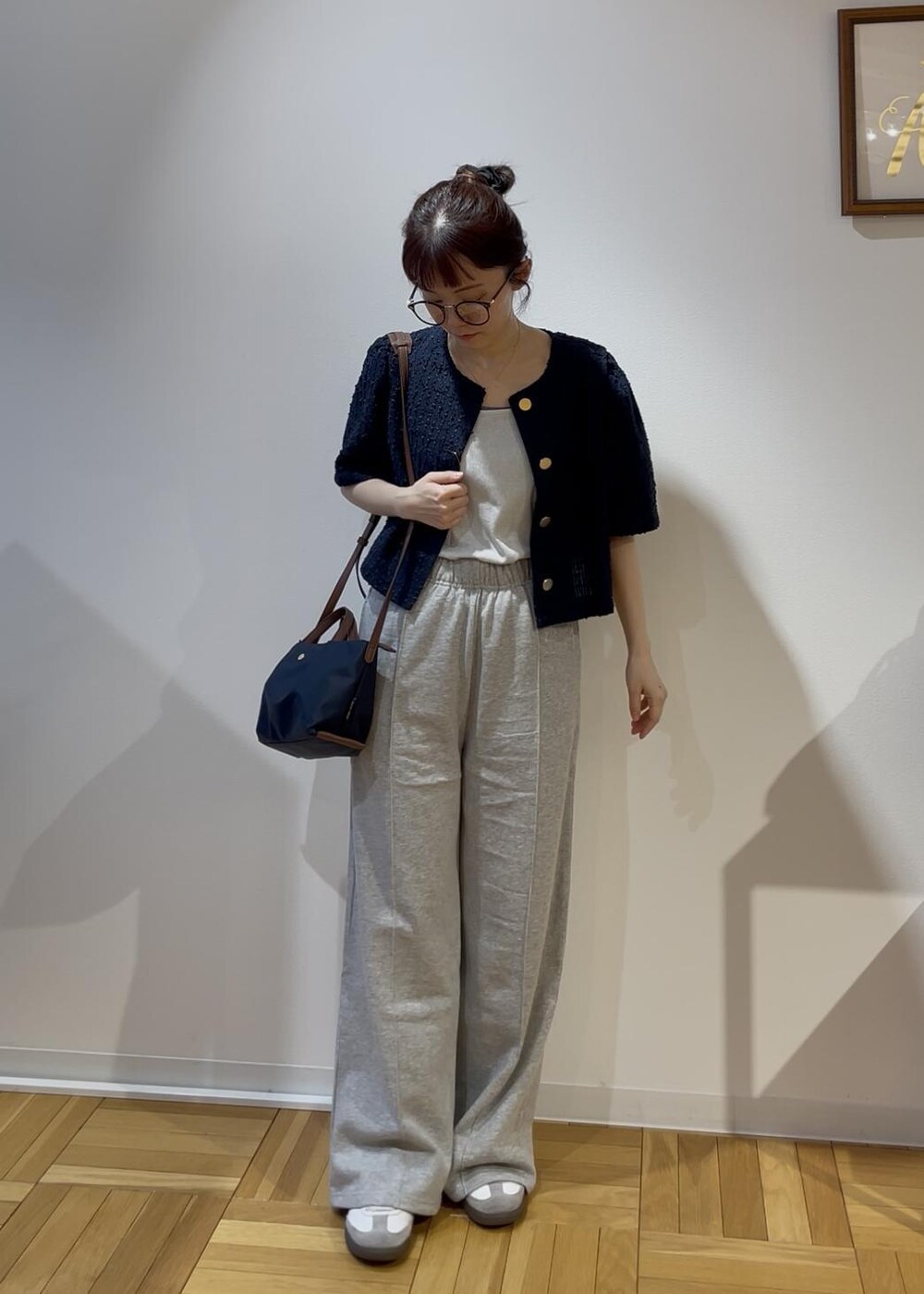 ブルー系のショルダーバッグ、グレー系のその他パンツ、ブルー系のノーカラージャケットを着用したレディースの春コーディネートの6枚目の写真