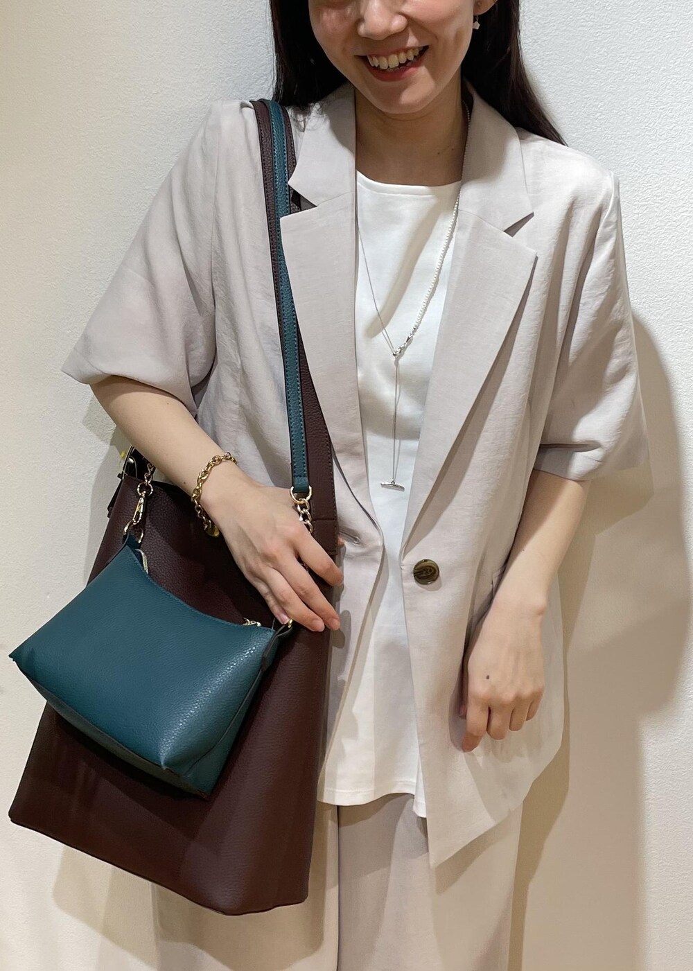 ベージュ系のテーラードジャケット、ブラック系のサンダル、ベージュ系のその他パンツを着用したレディースの夏コーディネートの8枚目の写真