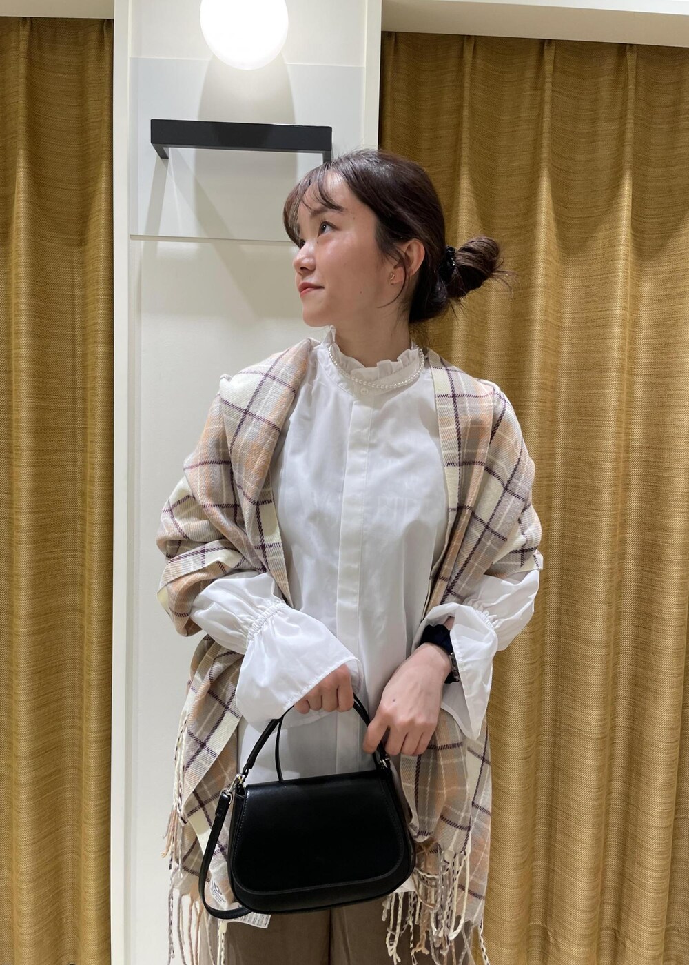 ホワイト系のシャツ/ブラウス、ブラウン系のその他パンツ、ブラック系のハンドバッグを着用したレディースの冬コーディネートの4枚目の写真