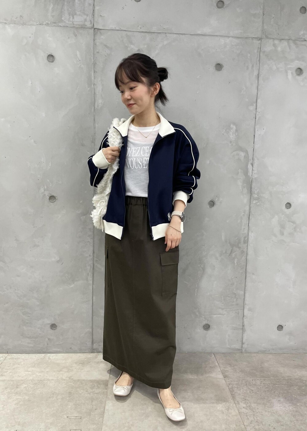 ホワイト系のショルダーバッグ、グリーン系のスカート、ホワイト系のバレエシューズを着用したレディースの秋コーディネートの4枚目の写真