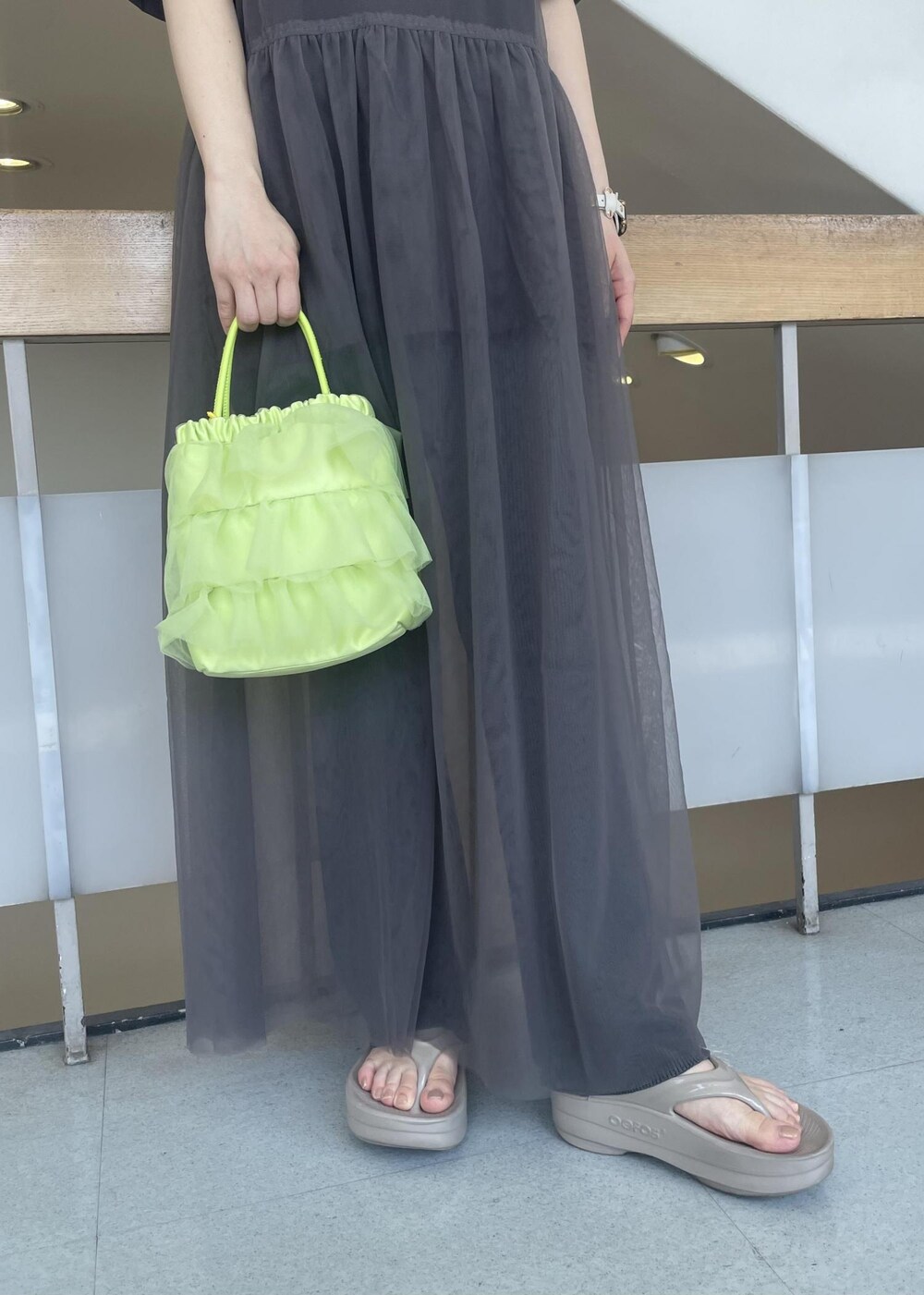 グリーン系のショルダーバッグ、グレー系のワンピース、グレー系のTシャツ/カットソーを着用したレディースの夏コーディネートの6枚目の写真