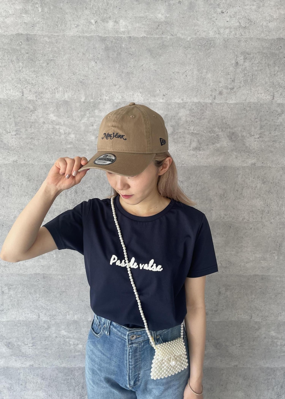 ブルー系のデニムパンツ、ベージュ系のサンダル、ブルー系のTシャツ/カットソーを着用したレディースの秋コーディネートの7枚目の写真