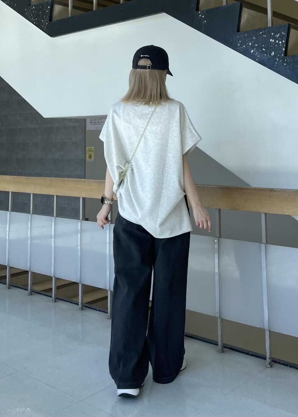 グレー系のTシャツ/カットソー、ブラック系のデニムパンツ、ブラック系のキャップを着用したレディースの夏コーディネートの3枚目の写真