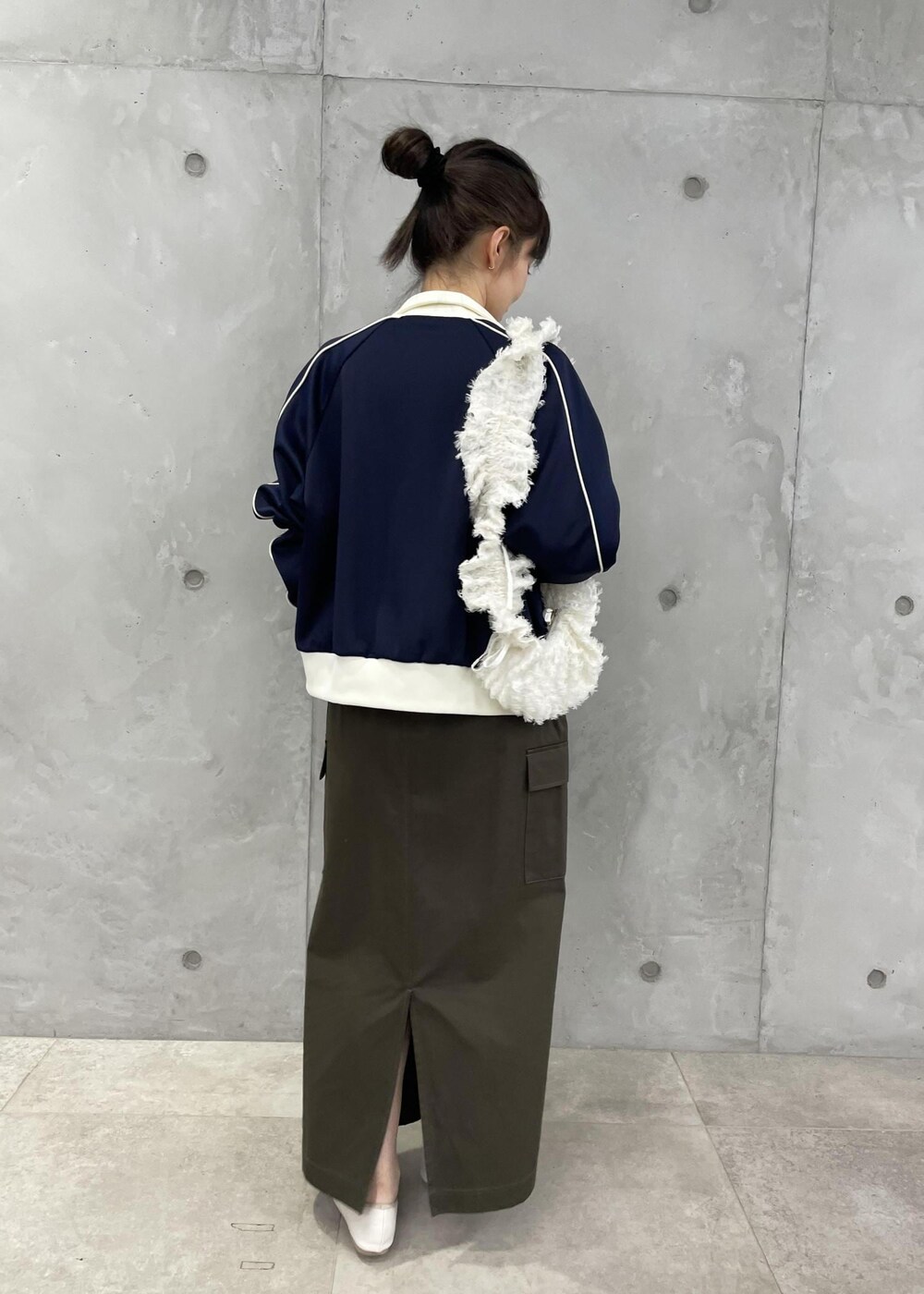 ホワイト系のショルダーバッグ、グリーン系のスカート、ホワイト系のバレエシューズを着用したレディースの秋コーディネートの5枚目の写真