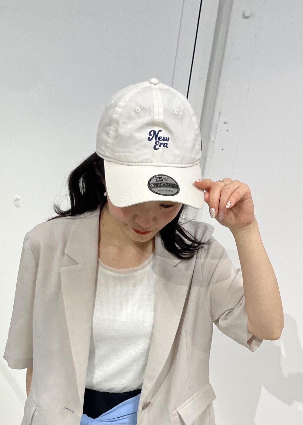 ブラック系のスカート、ブルー系のシャツ/ブラウス、ベージュ系のテーラードジャケットを着用したレディースの冬コーディネートの5枚目の写真