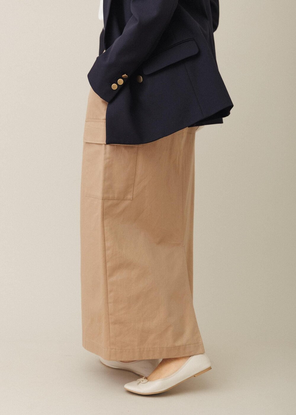 ホワイト系のショルダーバッグ、ベージュ系のスカート、ホワイト系のバレエシューズを着用したレディースの夏コーディネートの8枚目の写真