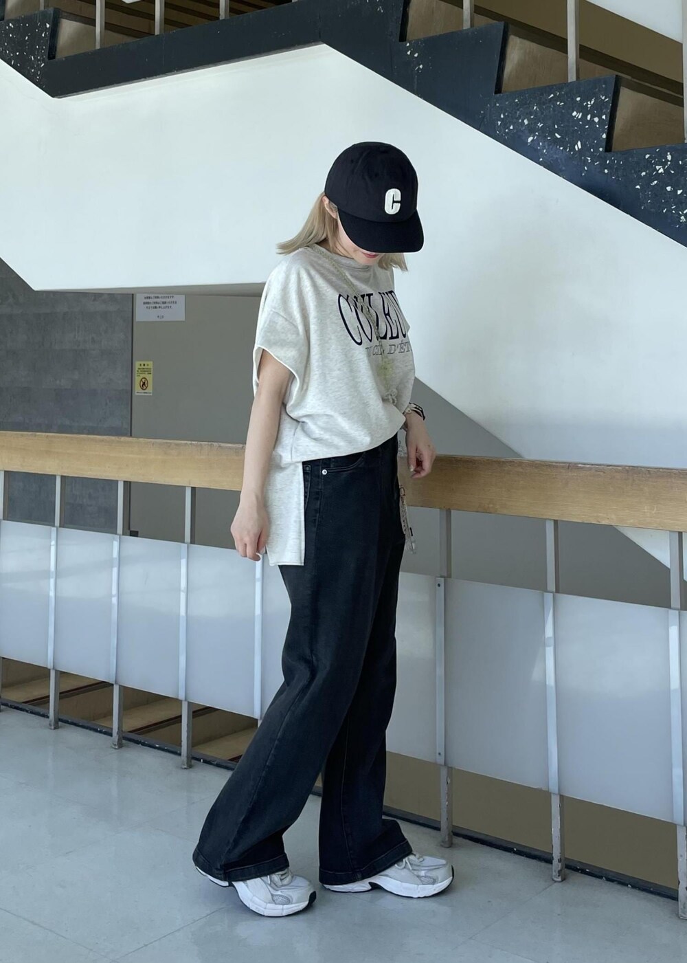 グレー系のTシャツ/カットソー、ブラック系のデニムパンツ、ブラック系のキャップを着用したレディースの夏コーディネートの2枚目の写真