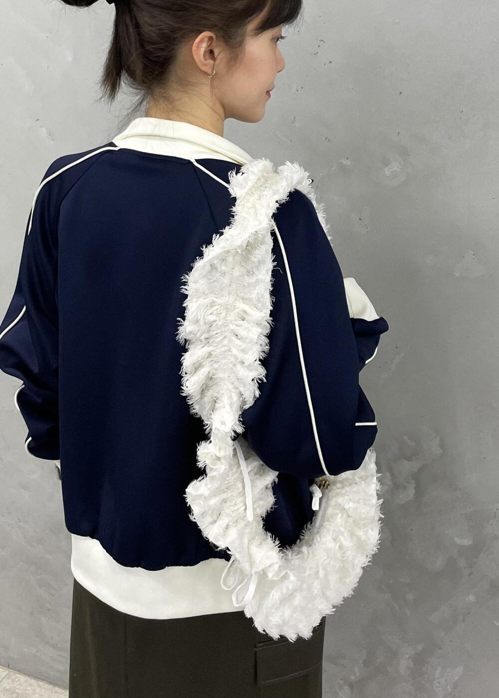 ホワイト系のショルダーバッグ、グリーン系のスカート、ホワイト系のバレエシューズを着用したレディースの秋コーディネートの9枚目の写真