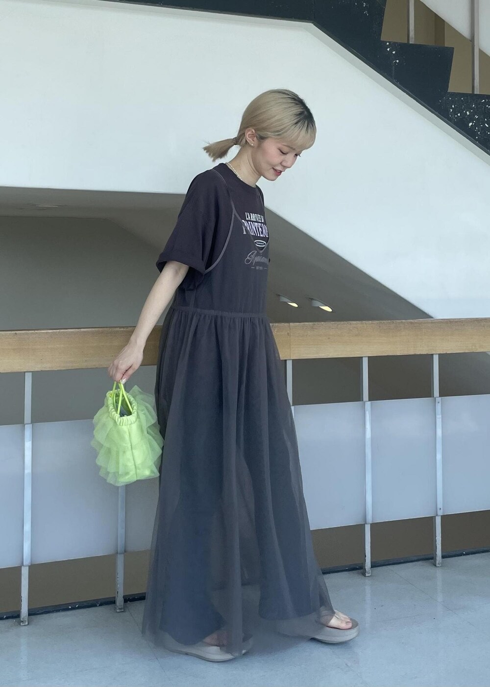 グリーン系のショルダーバッグ、グレー系のワンピース、グレー系のTシャツ/カットソーを着用したレディースの夏コーディネートの3枚目の写真