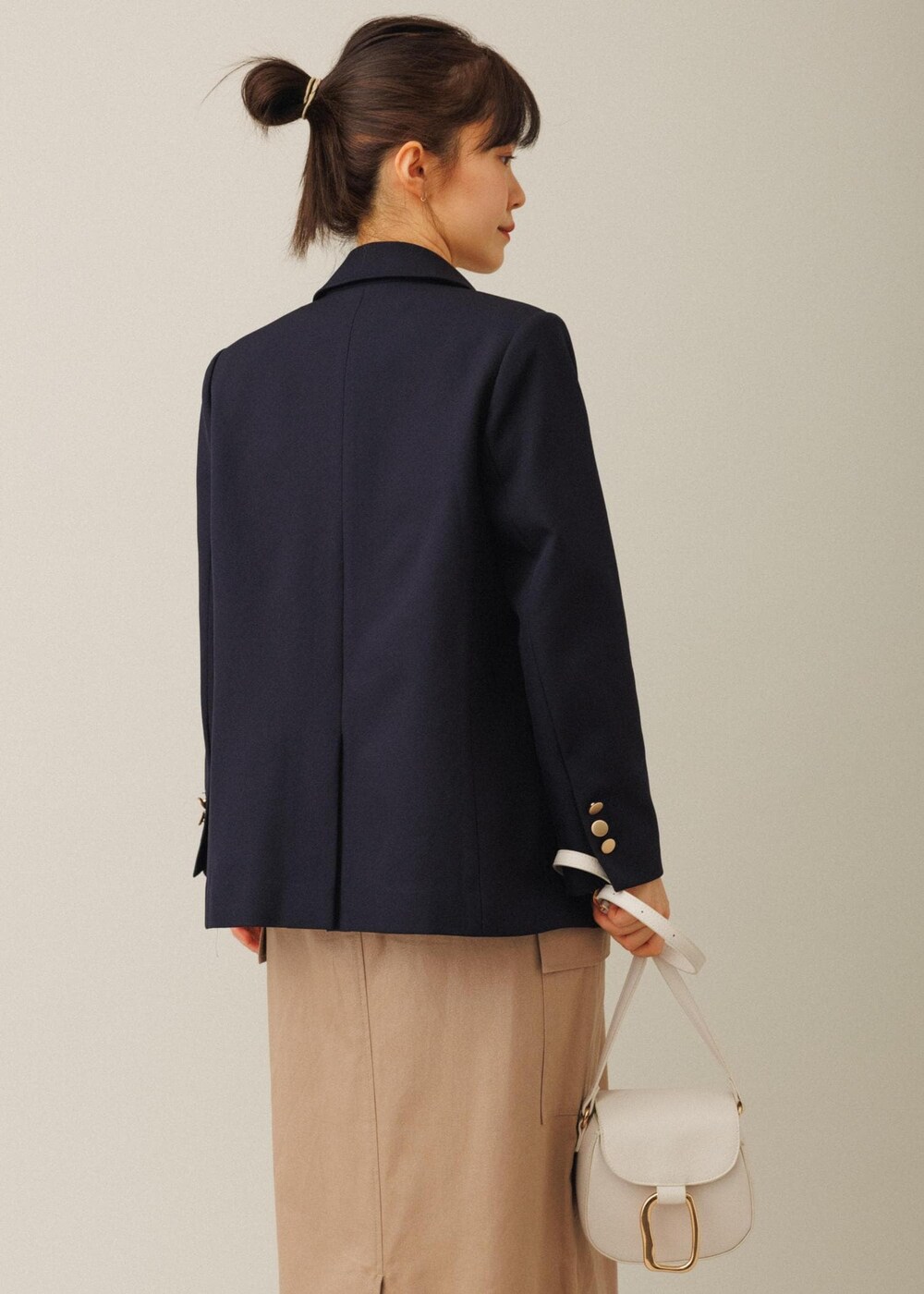 ホワイト系のショルダーバッグ、ベージュ系のスカート、ホワイト系のバレエシューズを着用したレディースの夏コーディネートの5枚目の写真