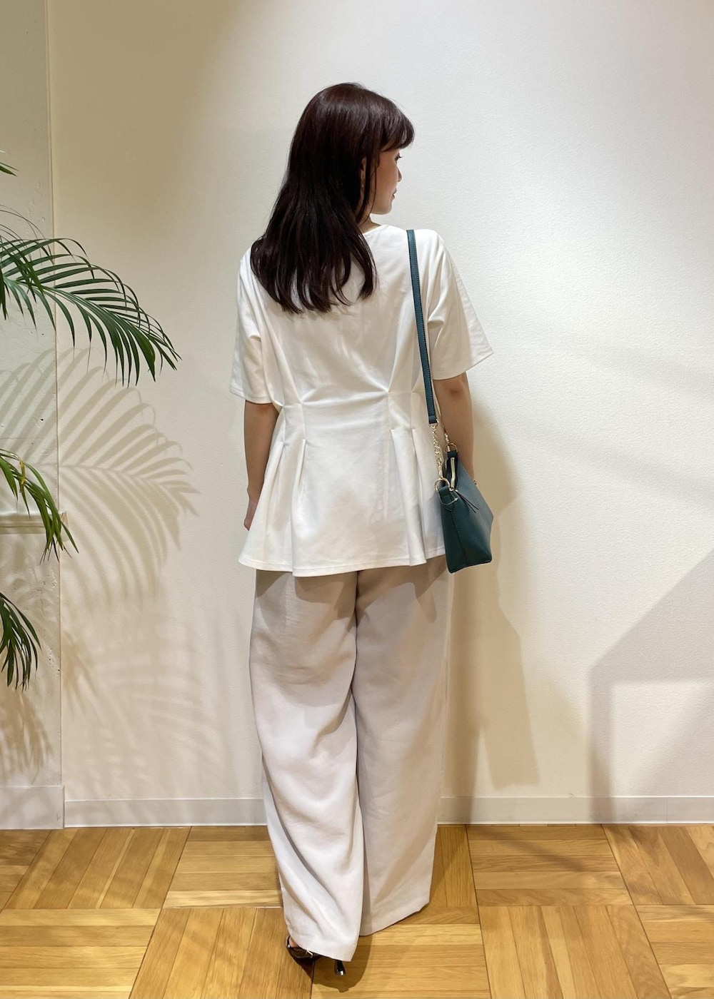 ベージュ系のテーラードジャケット、ブラック系のサンダル、ベージュ系のその他パンツを着用したレディースの夏コーディネートの9枚目の写真