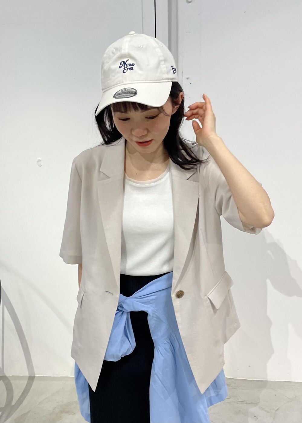 ブラック系のスカート、ブルー系のシャツ/ブラウス、ベージュ系のテーラードジャケットを着用したレディースの冬コーディネートの7枚目の写真