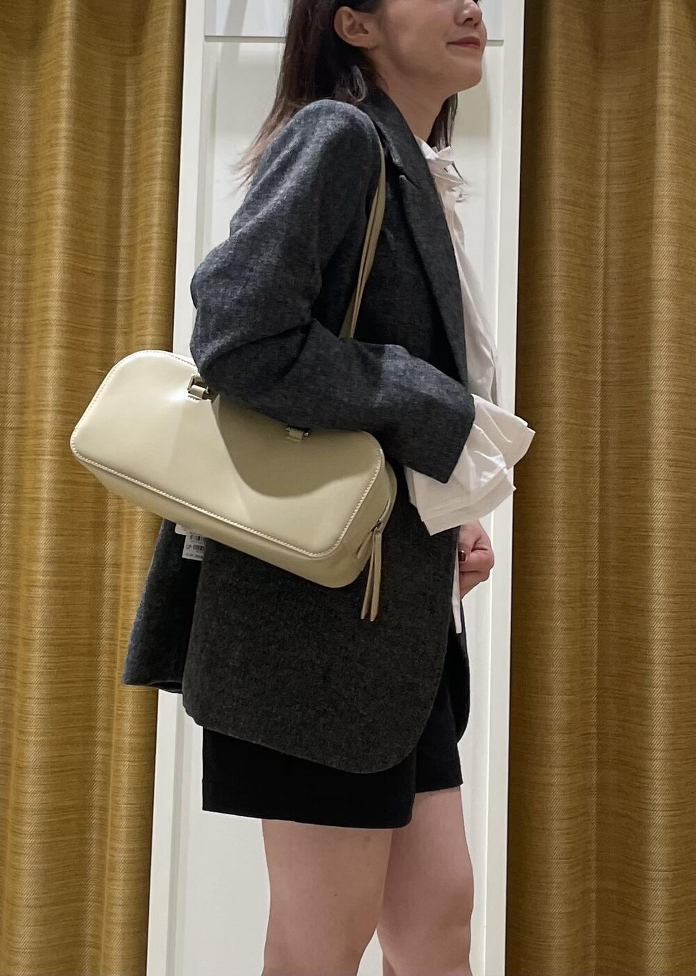 ブラック系のチノパンツ、ホワイト系のシャツ/ブラウス、ブラック系のテーラードジャケットを着用したレディースの秋コーディネートの6枚目の写真