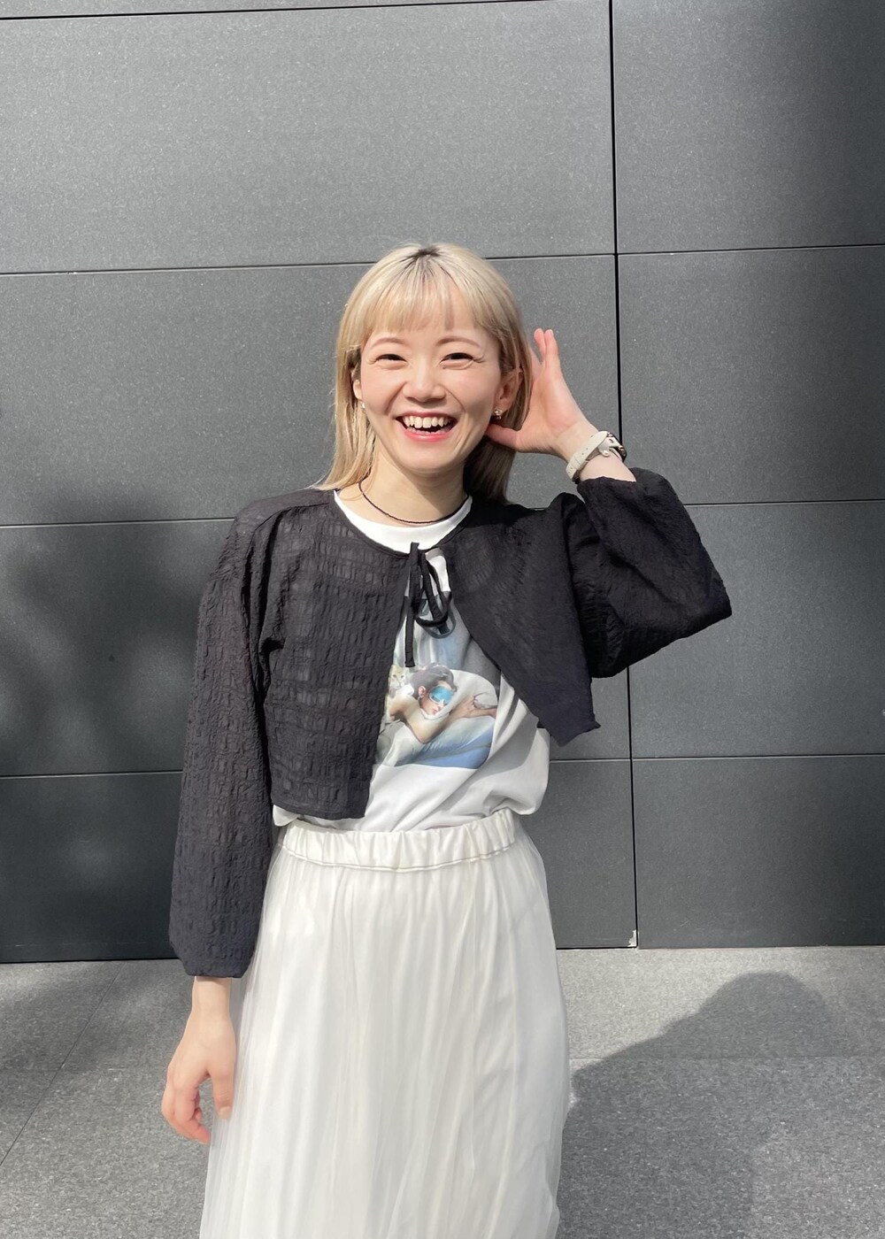 ブラック系のサンダル、ホワイト系のスカート、ブラック系のカーディガン/ボレロを着用したレディースの夏コーディネートの5枚目の写真