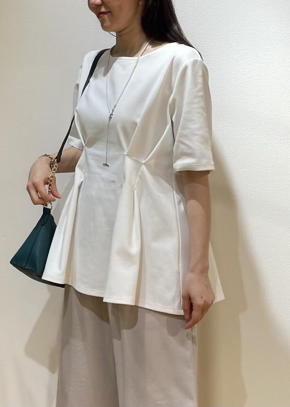 ベージュ系のテーラードジャケット、ブラック系のサンダル、ベージュ系のその他パンツを着用したレディースの夏コーディネートの6枚目の写真