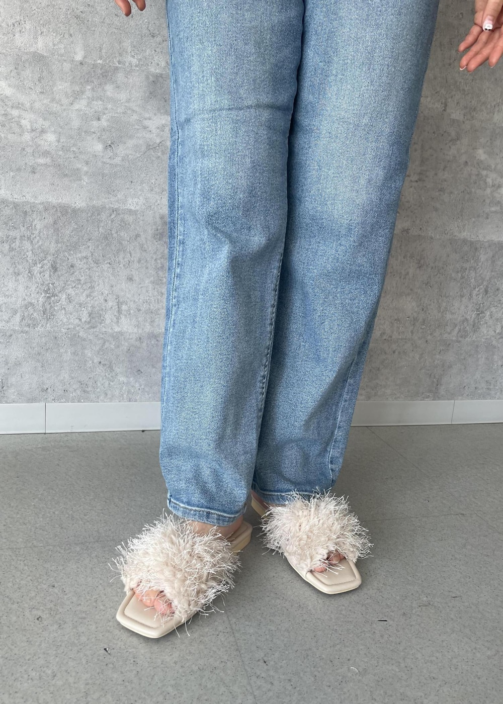 ブルー系のデニムパンツ、ベージュ系のサンダル、ブルー系のTシャツ/カットソーを着用したレディースの秋コーディネートの8枚目の写真