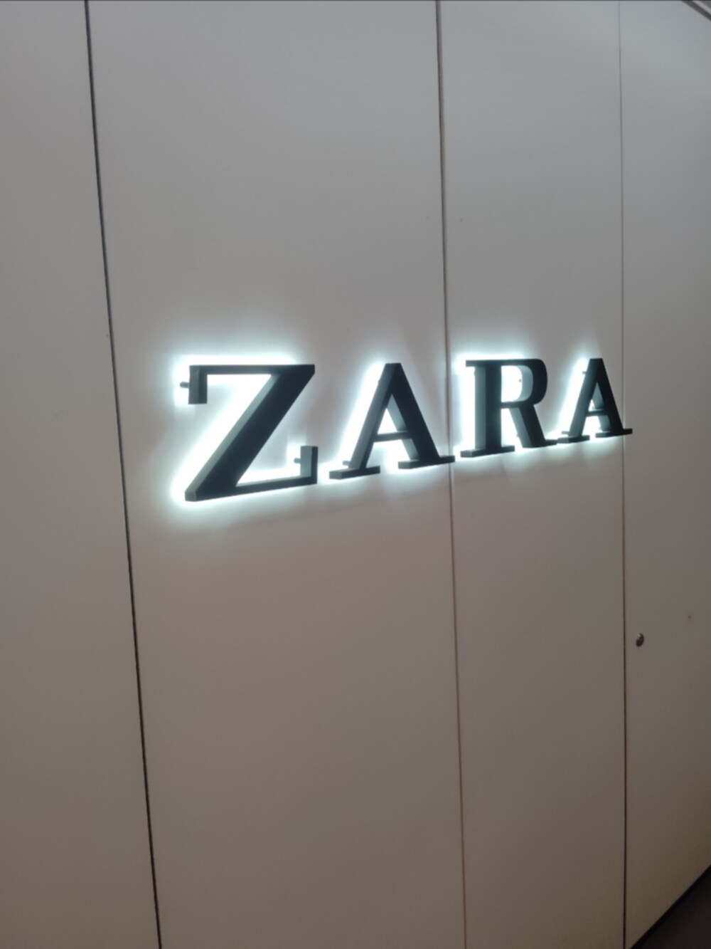 グレー系のテーラードジャケット、グレー系のスラックスを着用したメンズの春コーディネートの3枚目の写真