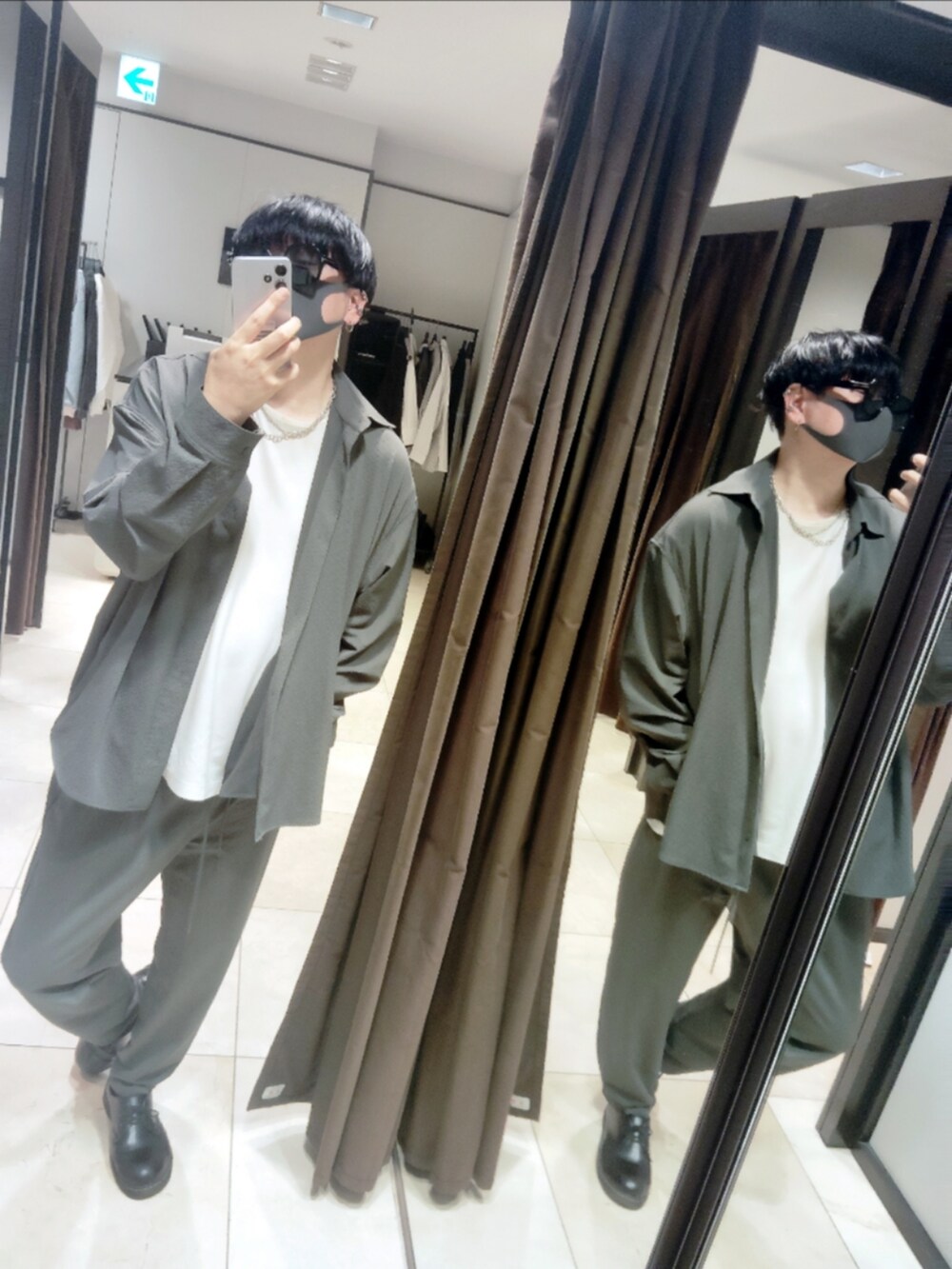 グレー系のテーラードジャケット、グレー系のスラックスを着用したメンズの春コーディネートの2枚目の写真