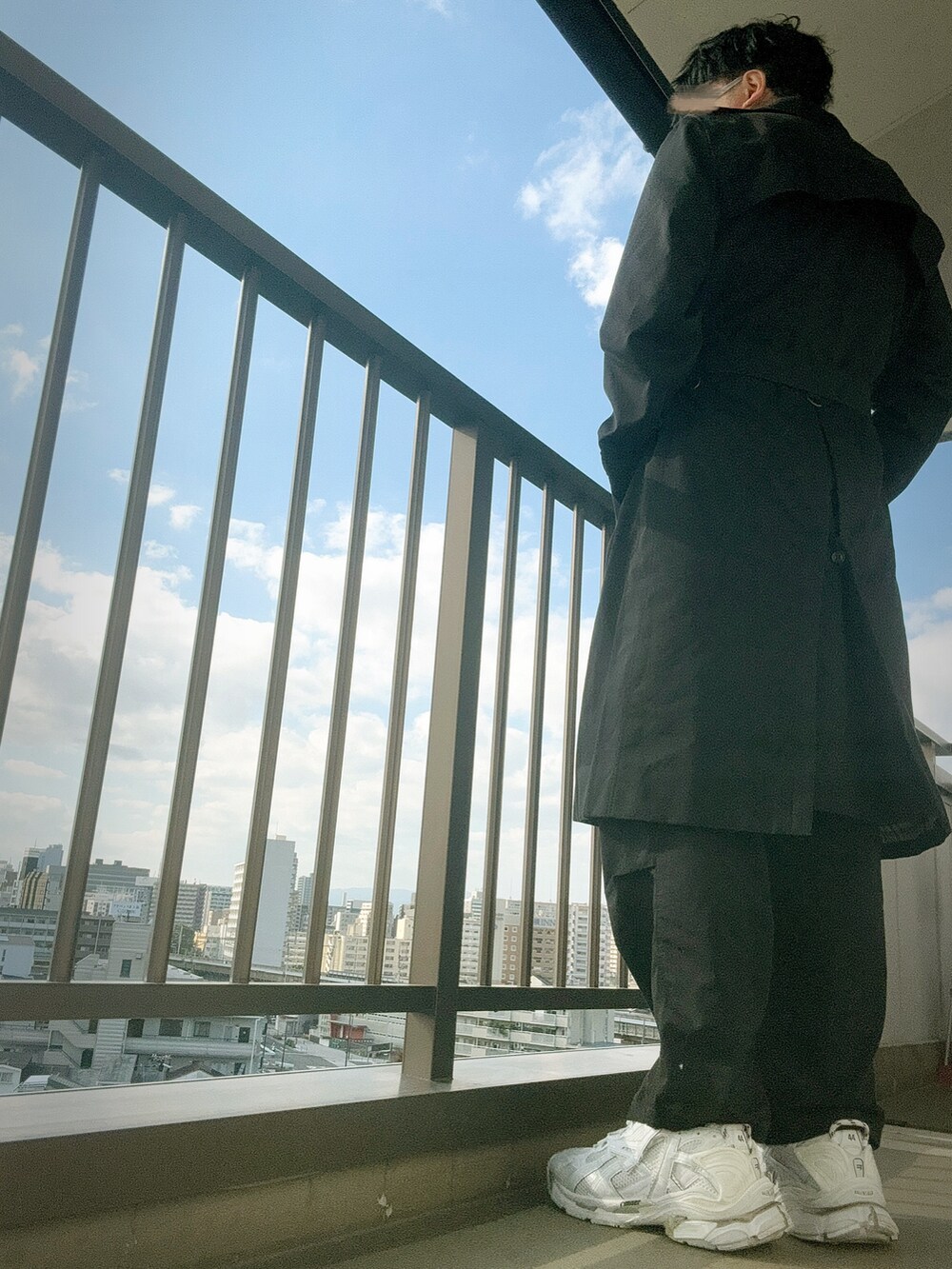 「burberry、BALENCIAGA」｜「BURBERRYのトレンチコート ケンジントンヘリテージロング（トレンチコート、ブラック系）」を使った、ゅ ぅ  さん（メンズ・180cm）の冬コーディネートの3枚目の写真
