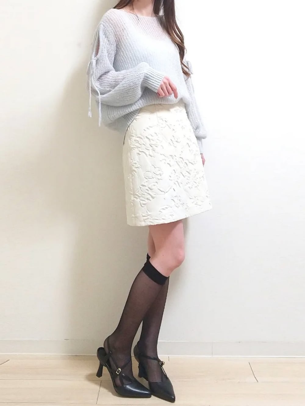 「春コーデ、春色、きれいめカジュアル、大人フェミニン、デート、お出かけコーデ、シアートップス、ミニスカート、パンプス」｜「LILY BROWNのモヘアシアーニットトップス（ニット/セーター、ブルー系）」を使った、あおい@胴長短足誤魔化しコーデさん（骨格ウェーブ・レディース・157cm）の春コーディネートの2枚目の写真