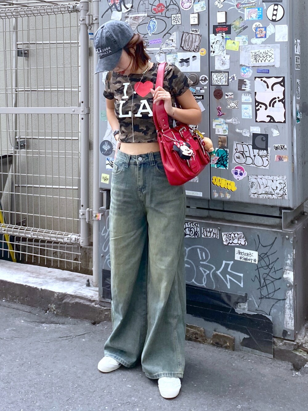 ブルー系のデニムパンツ、その他のTシャツ/カットソー、レッド系のショルダーバッグを着用したレディースの夏コーディネートの2枚目の写真