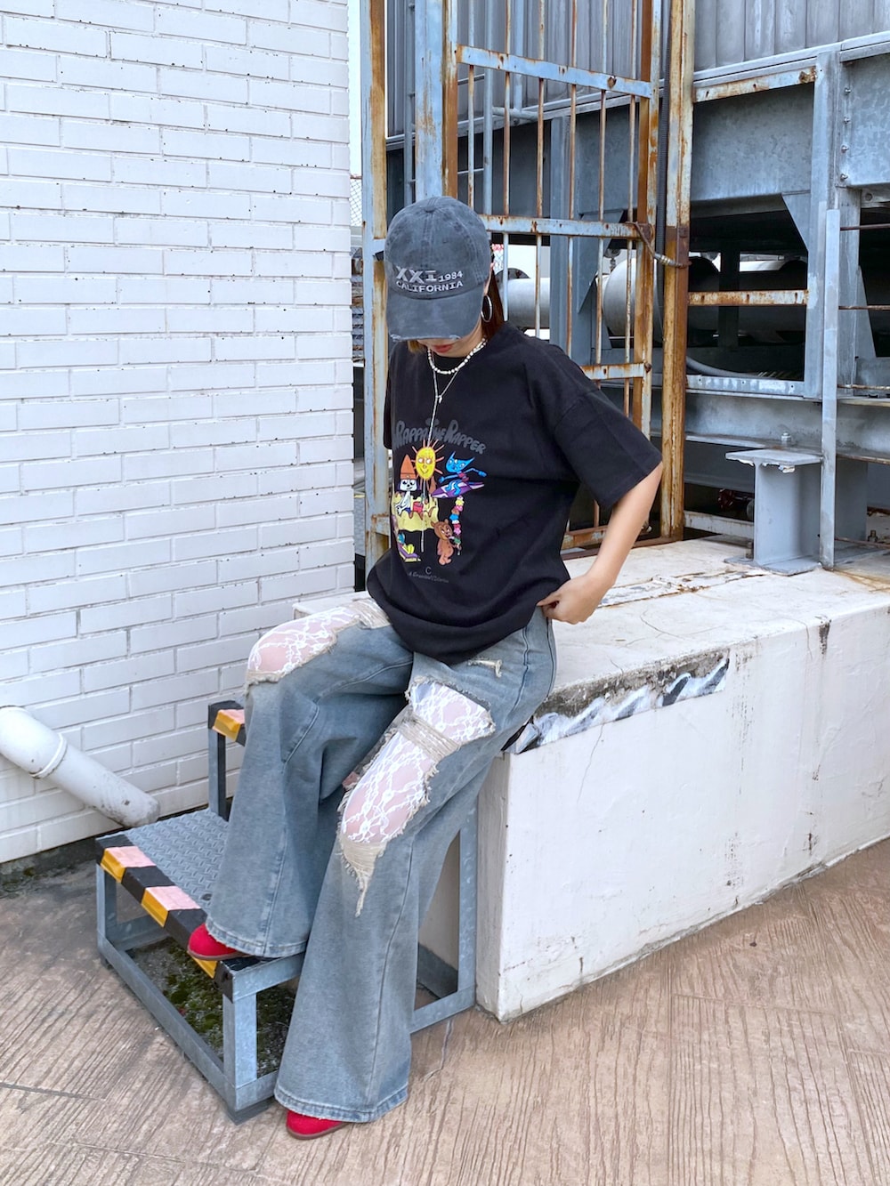 「夏コーデ、ストリート、ストリートMIX、スニーカーコーデ、スニーカー女子、Tシャツ、Tシャツ×デニム、レース、韓国ファッション、韓国コーデ、ラフコーデ、メンズファッション、メンズライクコーデ、メンズライク女子、パラッパラッパー」｜「FOREVER 21の【パラッパラッパー】ピグメント加工グラフィックTシャツ（Tシャツ/カットソー、グレー系）」を使った、サヤカサン🐬さん（レディース・165cm）の夏コーディネートの4枚目の写真