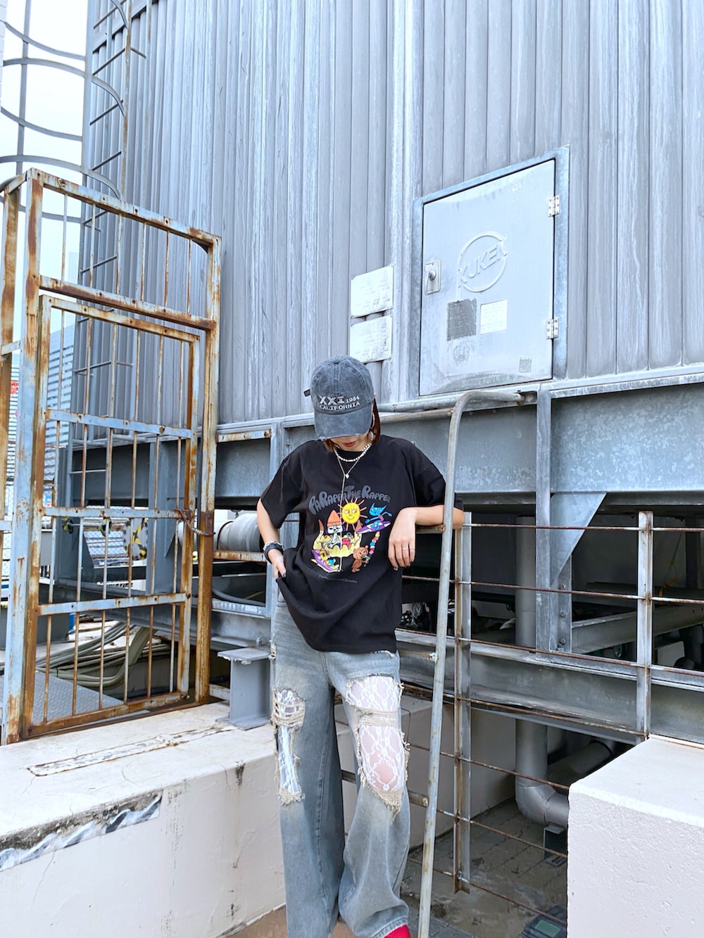 「夏コーデ、ストリート、ストリートMIX、スニーカーコーデ、スニーカー女子、Tシャツ、Tシャツ×デニム、レース、韓国ファッション、韓国コーデ、ラフコーデ、メンズファッション、メンズライクコーデ、メンズライク女子、パラッパラッパー」｜「FOREVER 21の【パラッパラッパー】ピグメント加工グラフィックTシャツ（Tシャツ/カットソー、グレー系）」を使った、サヤカサン🐬さん（レディース・165cm）の夏コーディネートの5枚目の写真