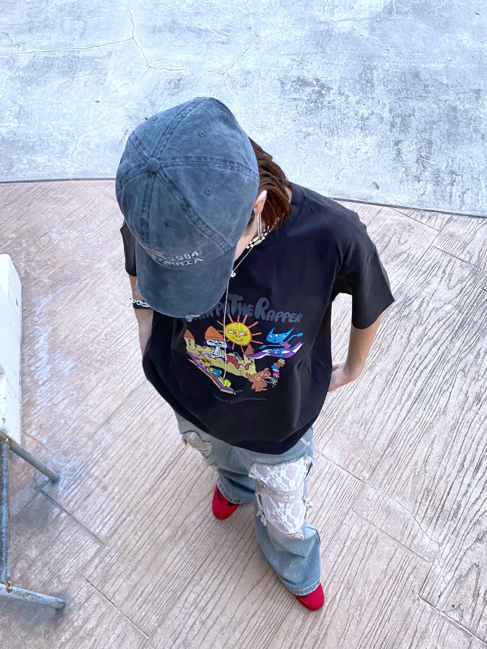 「夏コーデ、ストリート、ストリートMIX、スニーカーコーデ、スニーカー女子、Tシャツ、Tシャツ×デニム、レース、韓国ファッション、韓国コーデ、ラフコーデ、メンズファッション、メンズライクコーデ、メンズライク女子、パラッパラッパー」｜「FOREVER 21の【パラッパラッパー】ピグメント加工グラフィックTシャツ（Tシャツ/カットソー、グレー系）」を使った、サヤカサン🐬さん（レディース・165cm）の夏コーディネートの3枚目の写真