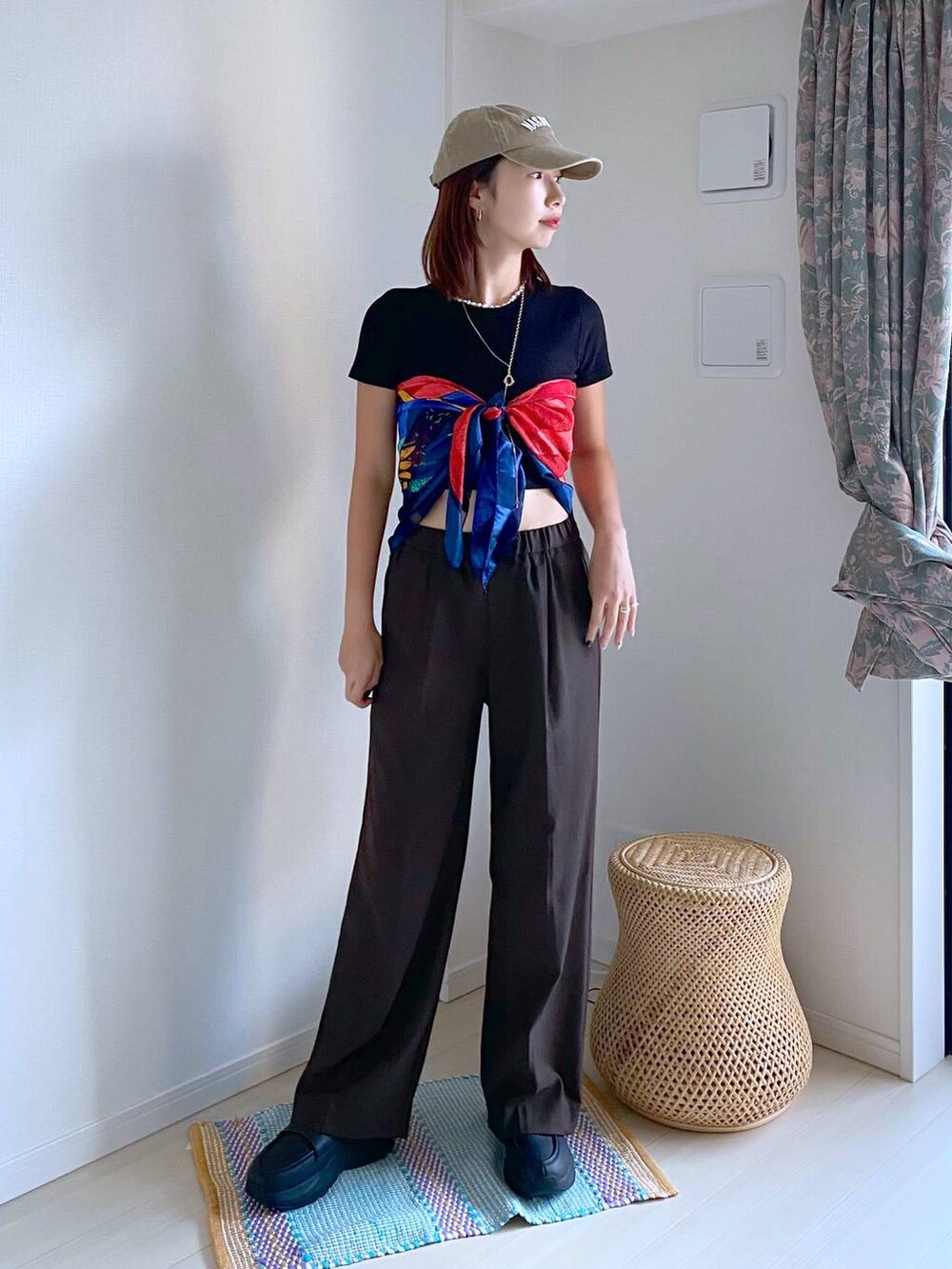 ブラック系のTシャツ/カットソー、ブラウン系のテーラードジャケット、ブラウン系のその他パンツを着用したレディースの秋コーディネートの4枚目の写真