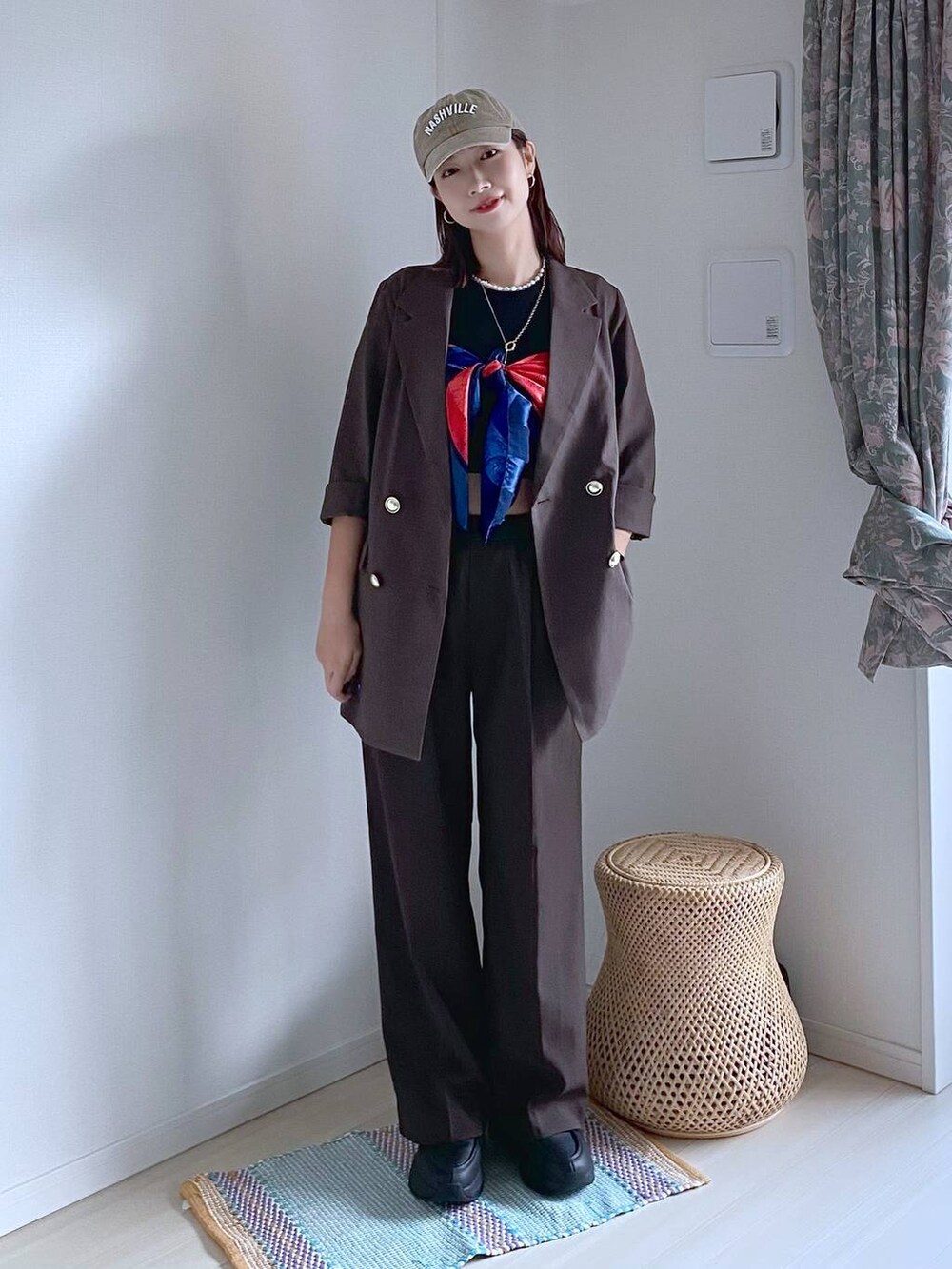 ブラック系のTシャツ/カットソー、ブラウン系のテーラードジャケット、ブラウン系のその他パンツを着用したレディースの秋コーディネートの2枚目の写真