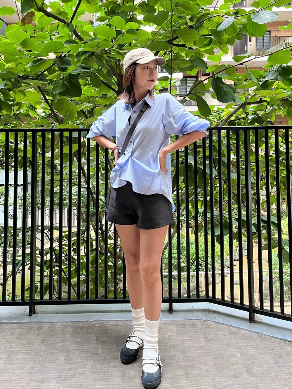 グレー系のその他パンツ、ブルー系のシャツ/ブラウスを着用したレディースの秋コーディネートの2枚目の写真