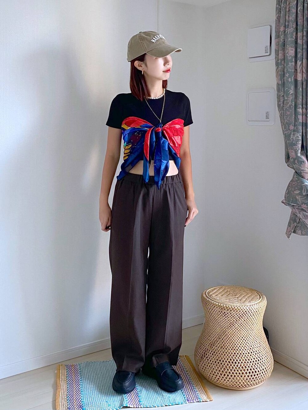 ブラック系のTシャツ/カットソー、ブラウン系のテーラードジャケット、ブラウン系のその他パンツを着用したレディースの秋コーディネートの3枚目の写真