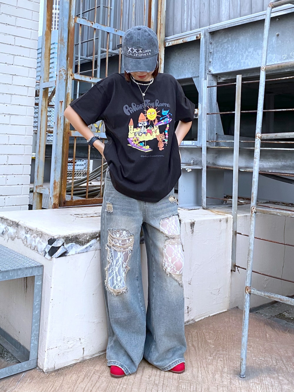 「夏コーデ、ストリート、ストリートMIX、スニーカーコーデ、スニーカー女子、Tシャツ、Tシャツ×デニム、レース、韓国ファッション、韓国コーデ、ラフコーデ、メンズファッション、メンズライクコーデ、メンズライク女子、パラッパラッパー」｜「FOREVER 21の【パラッパラッパー】ピグメント加工グラフィックTシャツ（Tシャツ/カットソー、グレー系）」を使った、サヤカサン🐬さん（レディース・165cm）の夏コーディネートの2枚目の写真