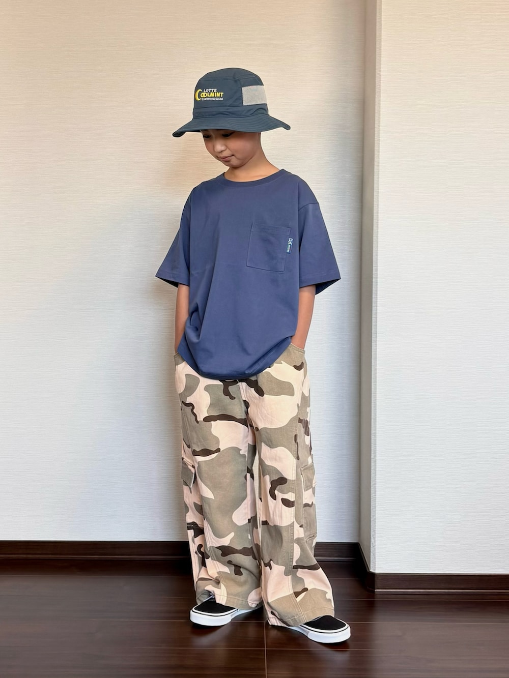 グリーン系のカーゴパンツ、ブルー系のTシャツ/カットソー、ブラック系のスニーカーを着用したキッズの春コーディネートの2枚目の写真