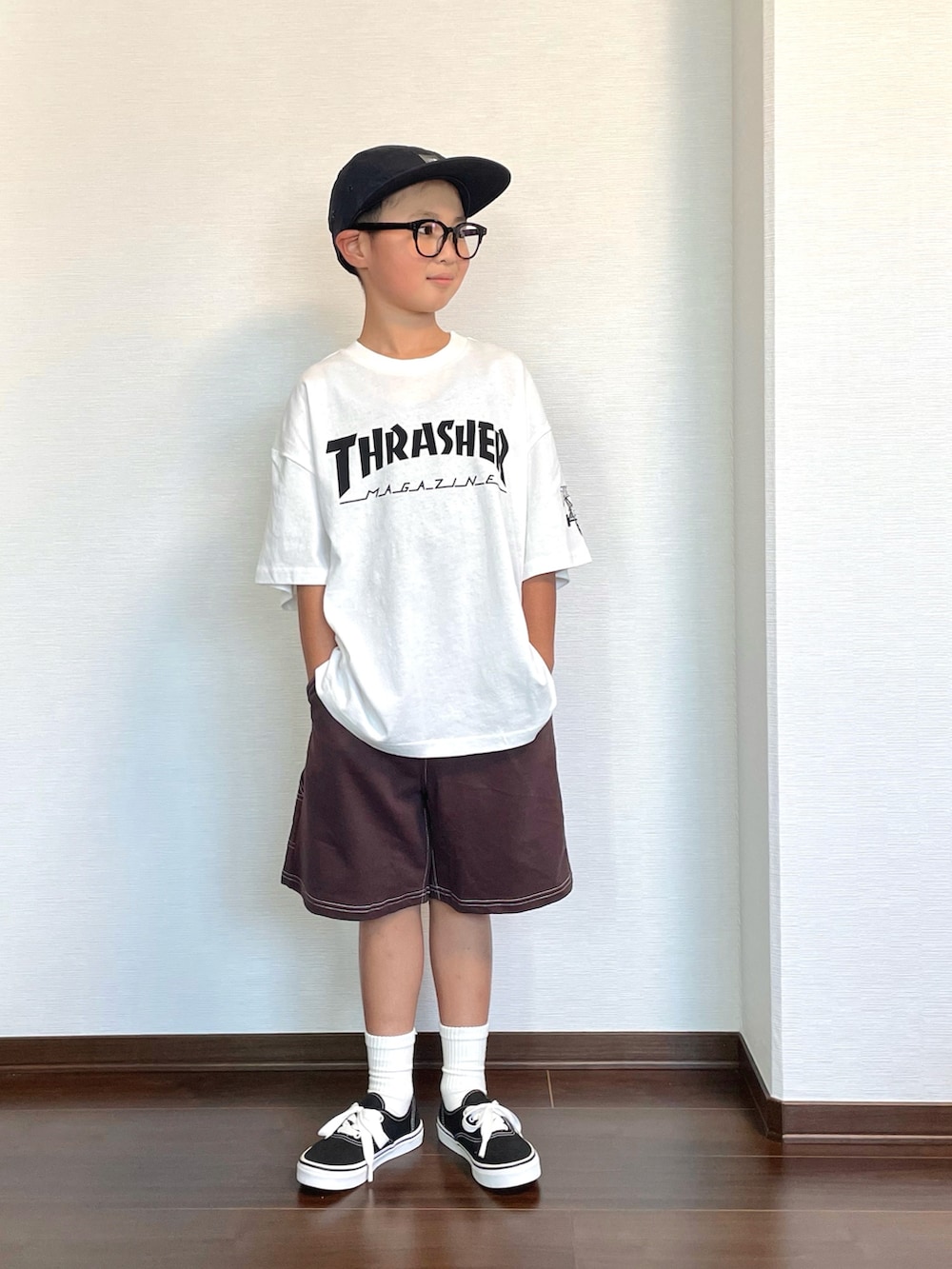 ホワイト系のTシャツ/カットソー、ブラウン系のその他パンツ、ブラック系のスニーカーを着用したキッズの夏コーディネートの2枚目の写真