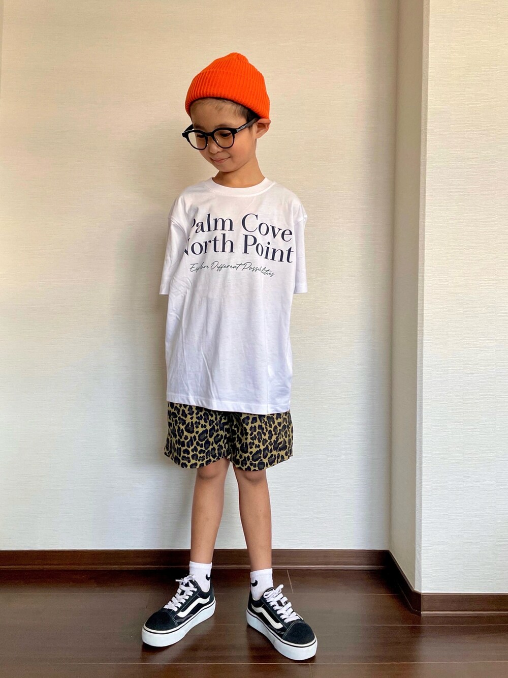 ホワイト系のTシャツ/カットソー、その他のその他パンツ、ブラック系のスニーカーを着用したキッズの夏コーディネートの2枚目の写真