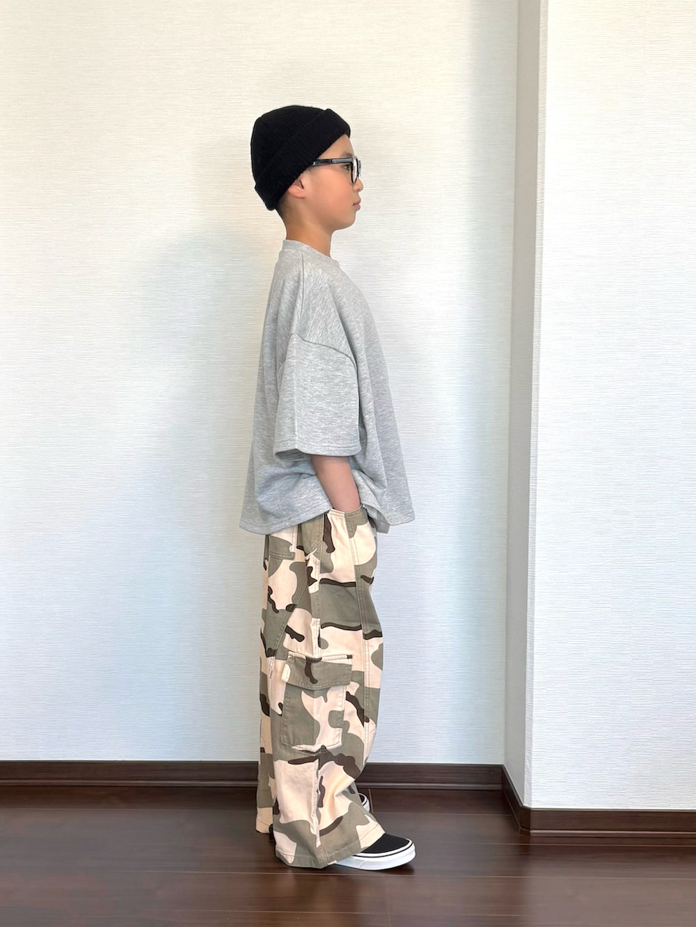 グリーン系のカーゴパンツ、グレー系のセットアップ、ホワイト系のタンクトップを着用したキッズの夏コーディネートの2枚目の写真