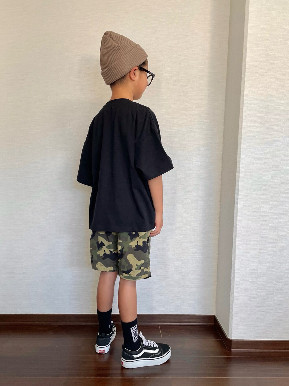 ブラック系のTシャツ/カットソー、グリーン系のその他パンツ、ブラック系のスニーカーを着用したキッズの夏コーディネートの2枚目の写真