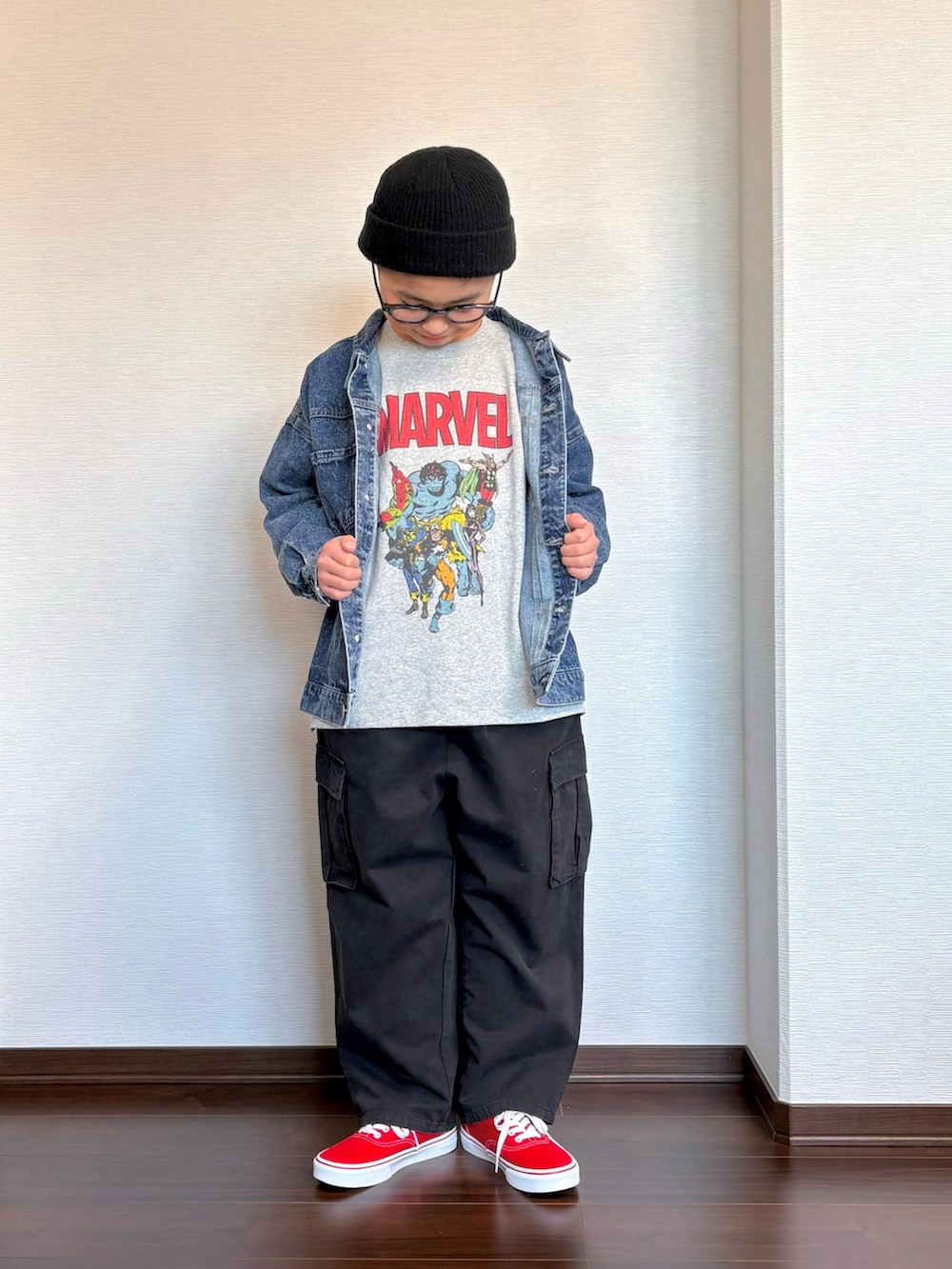 グレー系のTシャツ/カットソー、ブルー系のデニムジャケット、ブラック系のカーゴパンツを着用したキッズの冬コーディネートの3枚目の写真