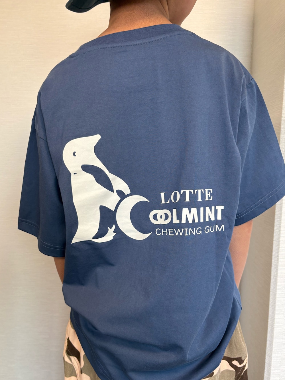 グリーン系のカーゴパンツ、ブルー系のTシャツ/カットソー、ブラック系のスニーカーを着用したキッズの春コーディネートの4枚目の写真
