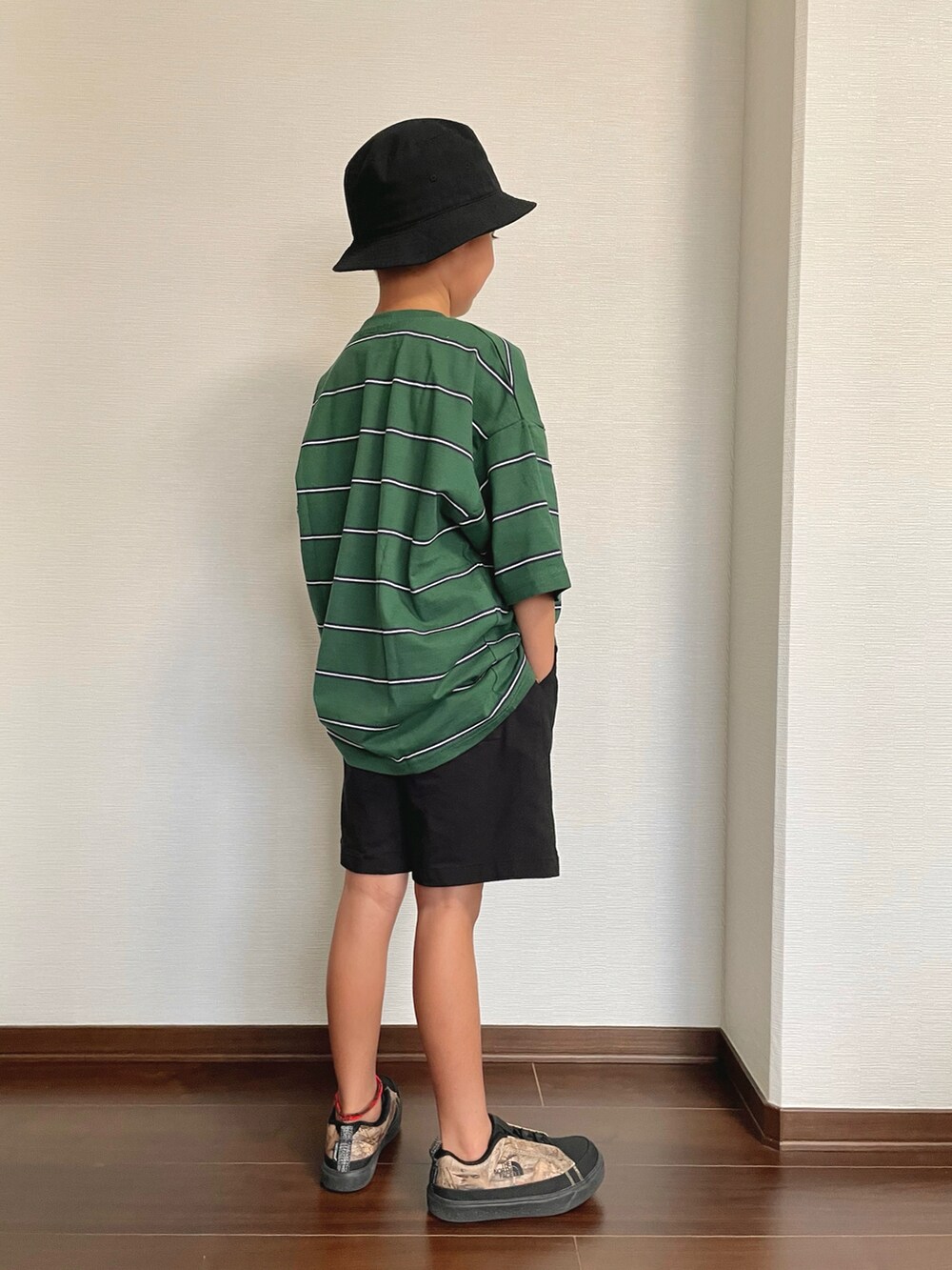 グリーン系のTシャツ/カットソー、ブラック系のその他パンツ、グリーン系のスニーカーを着用したキッズの夏コーディネートの2枚目の写真