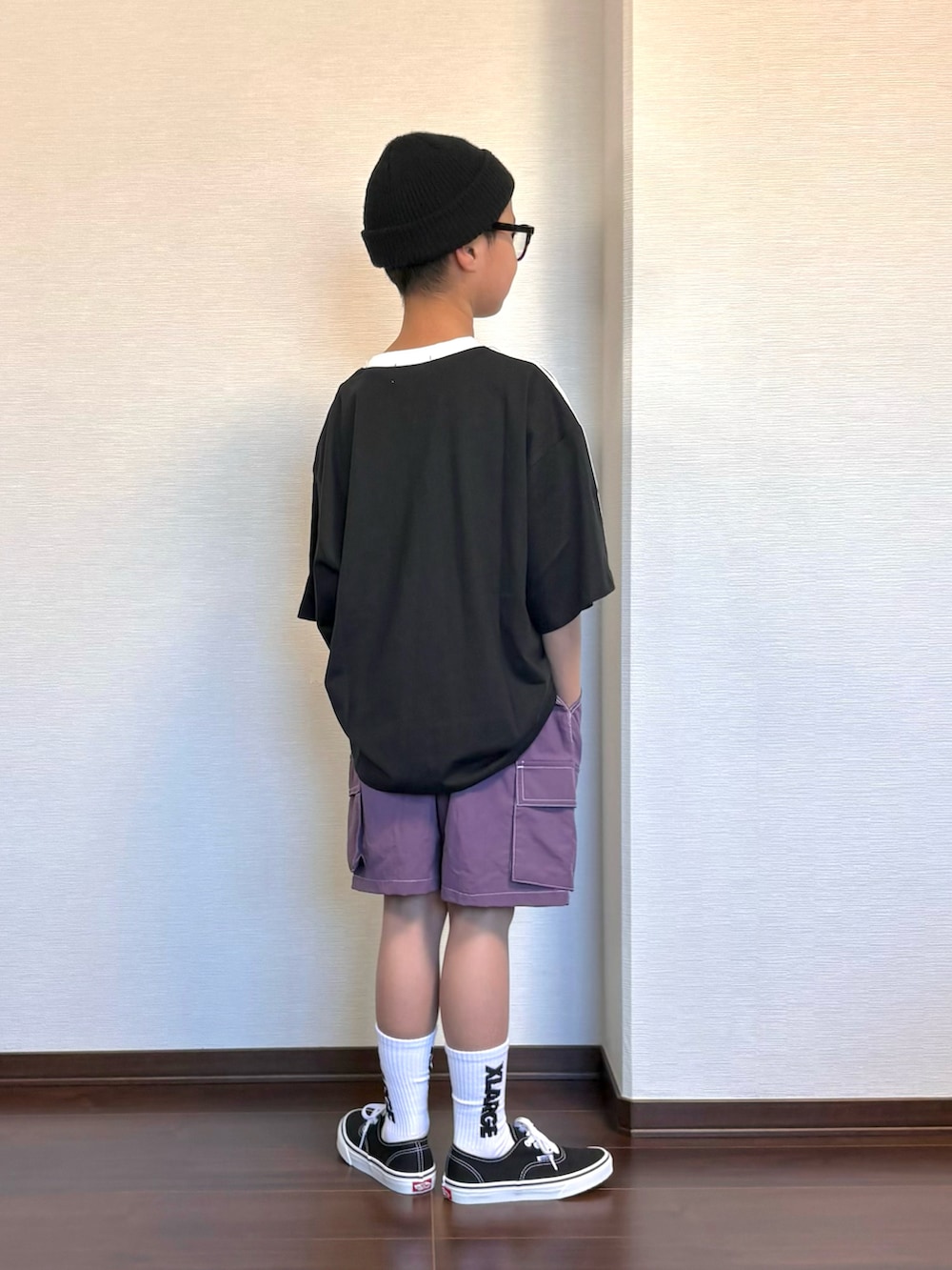 ブラック系のTシャツ/カットソー、パープル系のその他パンツ、ブラック系のスニーカーを着用したキッズの夏コーディネートの3枚目の写真