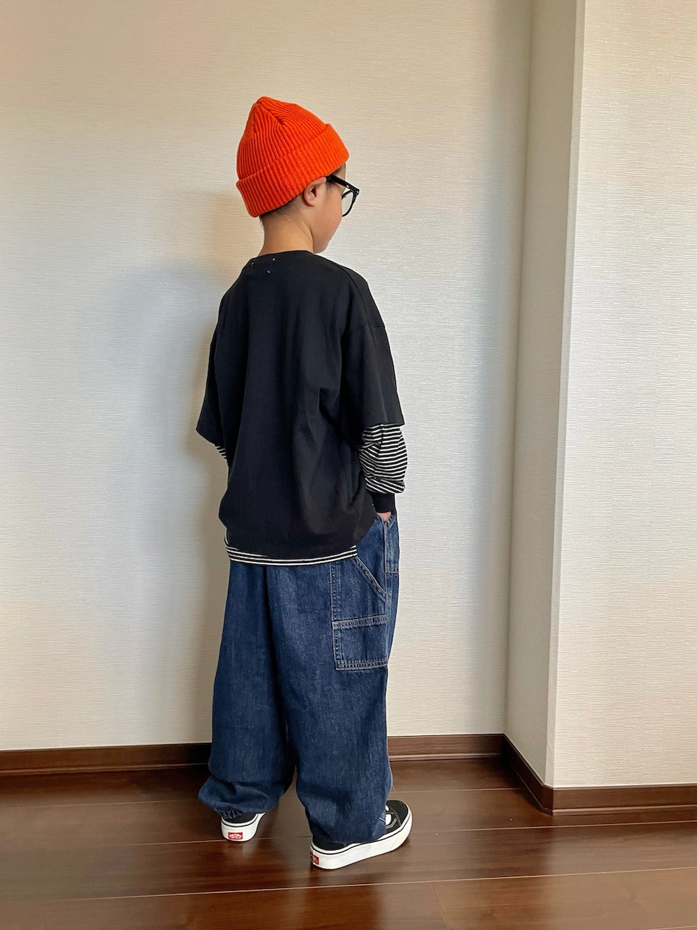 ブラック系のTシャツ/カットソー、その他のTシャツ/カットソー、ブルー系のデニムパンツを着用したキッズの秋コーディネートの2枚目の写真