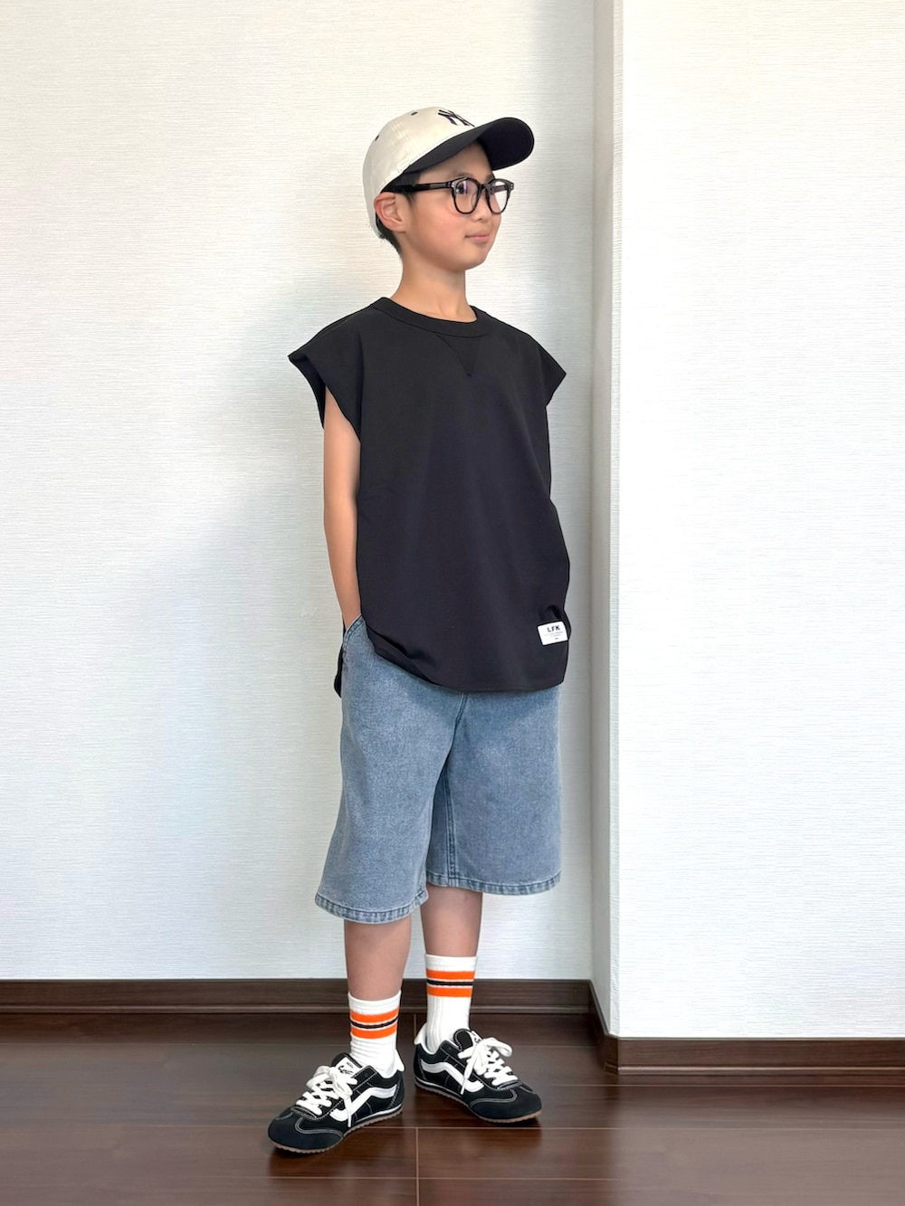 ブラック系のタンクトップ、ブルー系のその他パンツ、ブラック系のスニーカーを着用したキッズの夏コーディネートの2枚目の写真