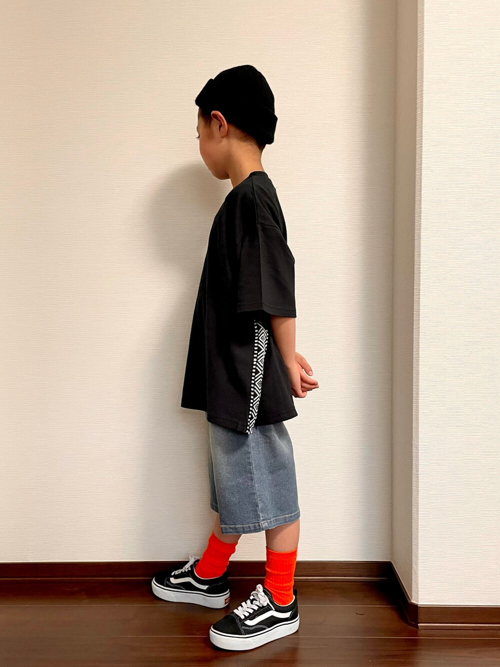 ブラック系のTシャツ/カットソー、ブルー系のデニムパンツ、ブラック系のスニーカーを着用したキッズの春コーディネートの2枚目の写真
