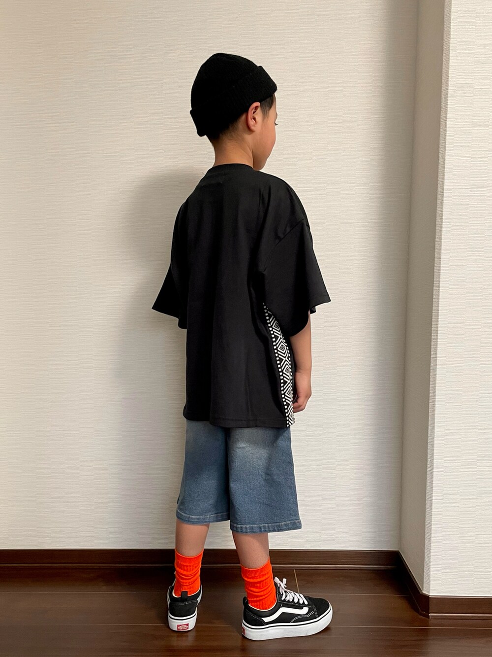 ブラック系のTシャツ/カットソー、ブルー系のデニムパンツ、ブラック系のスニーカーを着用したキッズの春コーディネートの4枚目の写真