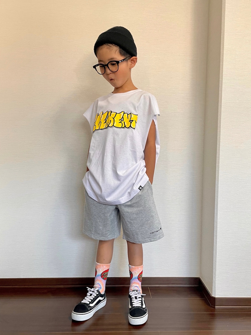 グレー系のその他パンツ、ブラック系のスニーカー、ホワイト系のTシャツ/カットソーを着用したキッズの夏コーディネートの2枚目の写真