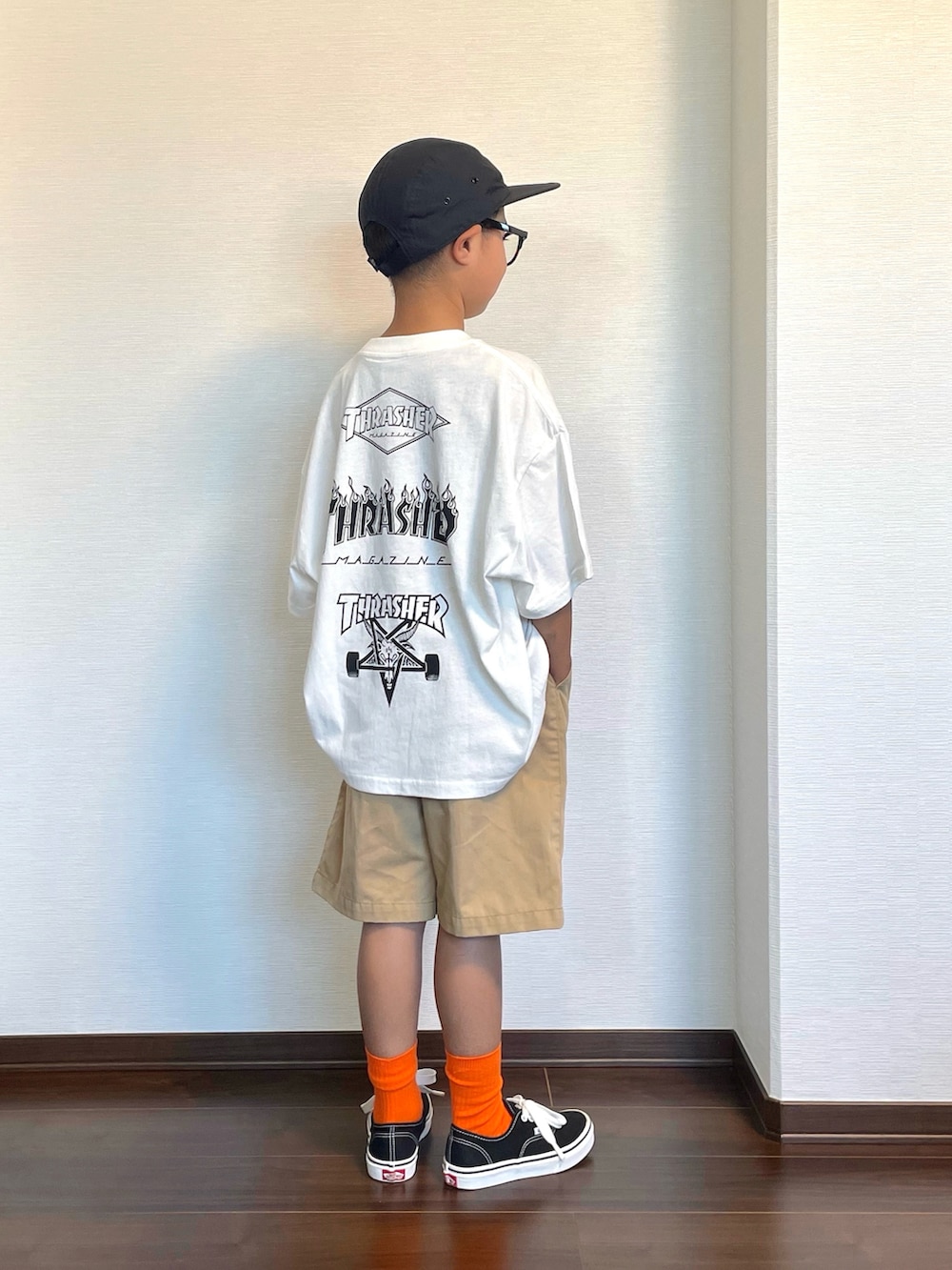 ホワイト系のTシャツ/カットソー、ベージュ系のチノパンツ、ブラック系のスニーカーを着用したキッズの夏コーディネートの2枚目の写真