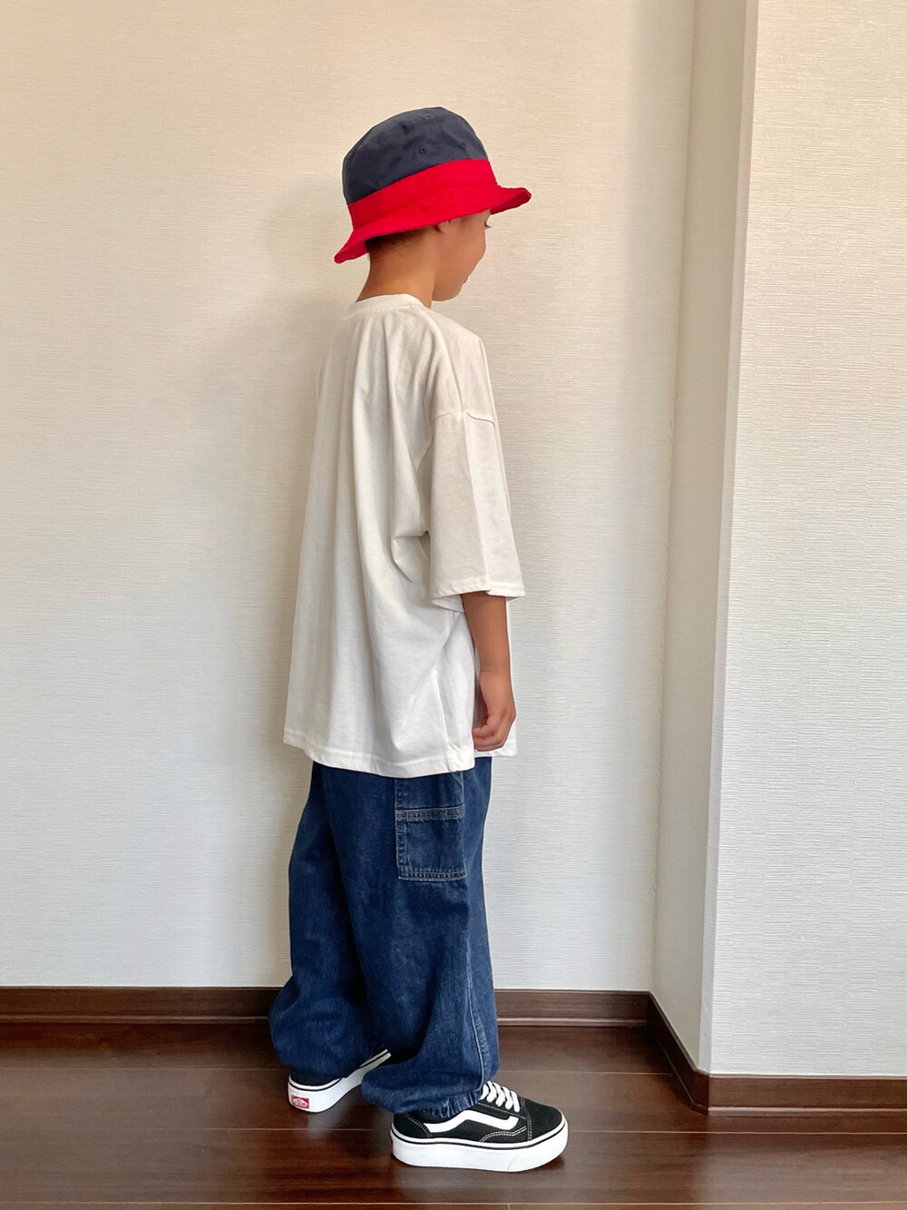 「アツいコーデ全部見せ、夏コーデ、プチプラ、ストリート、お出かけコーデ、バケットハット、Tシャツ、白Tシャツ、デニム、オーバーサイズ、スニーカー、GU」｜「STUSSYのアイテム（帽子、その他）」を使った、ryoooutaaaさん（キッズ・124cm）の夏コーディネートの3枚目の写真
